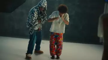 Jean Carpenter Straight Carpenter D’un Bleu Profond Gvenchy porté par Myke Towers dans Myke Towers & benny blanco - DEGENERE (Video Oficial)