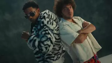 Céline Veste à capuche en fausse fourrure à imprimé tigre blanc portée par Myke Towers chez Myke Towers & benny blanco - DEGENERE (Vidéo Officielle)
