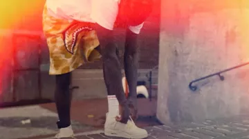 Short de survêtement Bape Gold Color Camo Shark porté par Quando Rondo dans Quando Rondo - Luh Wodie [Clip Officiel]