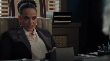 Chemise Club Monaco Helek portée par Selena Soto (Judy Reyes) comme on le voit dans High Potential (S01E05)