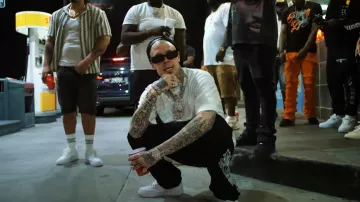 Sombrero de herradura de mezclilla negra Chrome Hearts usado por Millyz en Millyz ft. Mozzy - Trenches Famous (Video oficial)