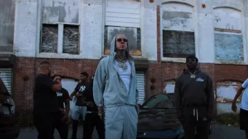Pantalon de survêtement Supreme Light Grey Outline Logo porté par Millyz à Millyz ft. Mozzy - Trenches Famous (Vidéo Officielle)