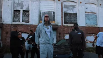 Veste de survêtement Supreme Light Grey Outline Logo portée par Millyz à Millyz ft. Mozzy - Trenches Famous (Vidéo Officielle)