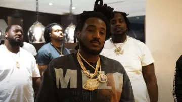 A.Miles Tupac Camiseta Negra Walk A Mile usada por Mozzy en Millyz ft. Mozzy - Trenches Famous (Video Oficial)