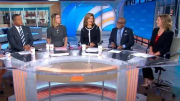 Cinq A Sept Khloé Blazer de manga fruncida usado por Christine Romans como se ve en Today el 22 de octubre de 2024