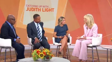 Gabriela Hearst Blazer en cachemire en fard à joues porté par 
Judith Light vue dans Aujourd’hui le 22 octobre 2024