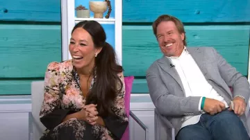 Illustration Zimmermann Robe midi boutonnée en noir rococo floral portée par Joanna Gaines comme on le voit dans Today with Hoda & Jenna le 22 octobre 2024