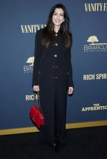 Abrigo de uniforme largo de gabardina de lana de Versace usado por Anne Hathaway en el estreno de The Apprentice el 8 de octubre de 2024