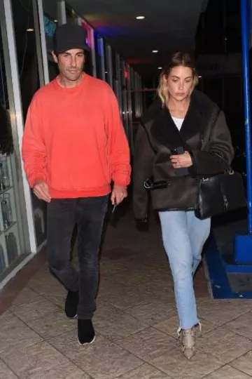 Bolso de día Gucci Piston de cuero negro usado por Ashley Benson en el restaurante Sushi Park el 8 de octubre de 2024