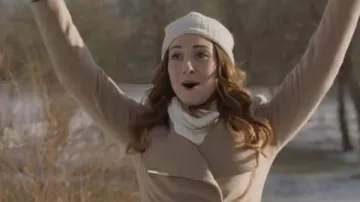 Era la fecha antes de Navidad: Jessie (Amy Groening) lleva un abrigo con cinturón camel en la película