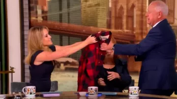 Vestido midi de lana virgen de Alexander McQueen usado por Sara Haines visto en The View el 21 de octubre de 2024