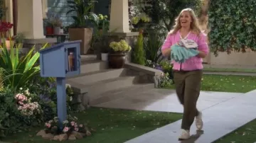 Converse Chuck Taylor All Star Sneaker portée par Gemma Johnson (Beth Behrs) comme on le voit dans The Neighborhood (S07E01)