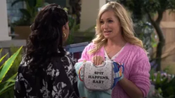 Le cardigan en tricot torsadé de Kooples porté par Gemma Johnson (Beth Behrs) vu dans The Neighborhood (S07E01)