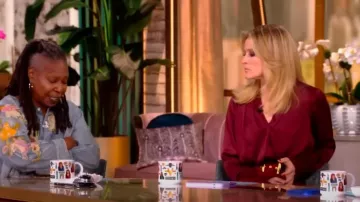 Top georgette de seda elástica Kobi Halperin Nellie usado por Sara Haines como se vio en The View el 22 de octubre de 2024