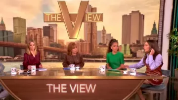 Cinq A Sept Tade Vestido usado por Alyssa Farah como se ve en The View el 22 de octubre de 2024
