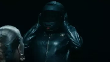 Blouson en cuir zippé Versace porté par Robyn McCall (Queen Latifah) comme on le voit dans The Equalizer (S05E01)