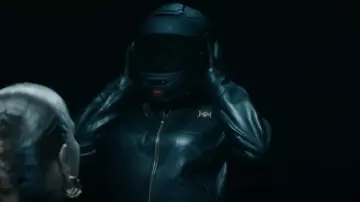 Chaqueta de cuero con cremallera de Versace usada por Robyn McCall (Queen Latifah) como se ve en The Equalizer (T05E01)