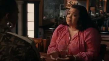 Style & Co Haut paysan brodé grande taille porté par la directrice de la CIA Diana Greene (Margaret Reed) comme on le voit dans The Equalizer (S05E01)