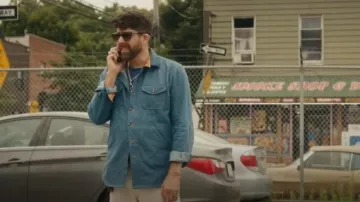 Surchemise Dehan 1920 Crissman en bleu ciel portée par Harry Keshegian (Adam Goldberg) comme on le voit dans The Equalizer (S05E01)