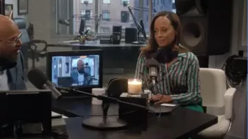 Alice + Olivia Kendra Dandy Willa Plawet Top porté par Ivy (Essence Atkins) comme on le voit dans la maison de Papy (S01E01)