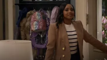 Blazers bruns Rag & Bone portés par Nina (Tetona Jackson) comme on le voit dans La Maison de Papy (S01E01)