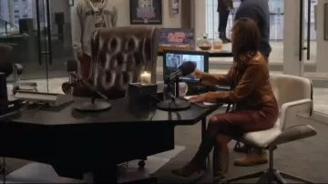 Bottes hautes Gucci Monogram marron portées par Ivy (Essence Atkins) comme on le voit dans la maison de papa (S01E01)