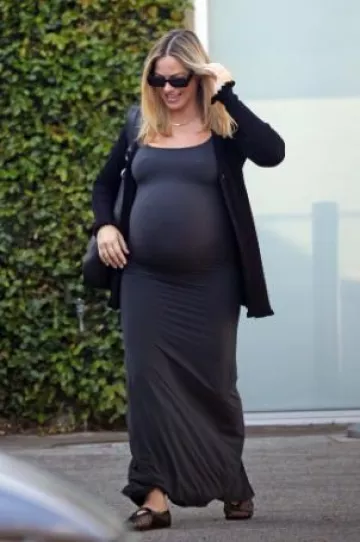 Bolso Phoebe Philo Bean en cuero negro usado por Margot Robbie en Los Ángeles el 8 de octubre de 2024