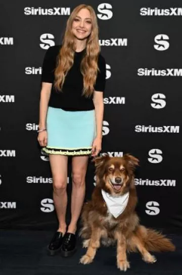 Mini-jupe en viscose Tory Burch Tech Knit portée par Amanda Seyfried chez Sirius Xm le 8 octobre 2024