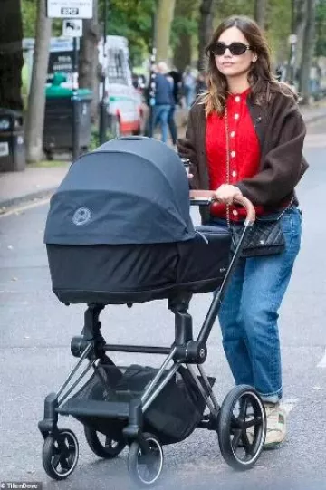 Zapatillas Gucci Screener Canvas usadas por Jenna Coleman en Londres el 6 de octubre de 2024