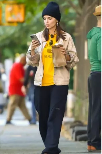 Veste en jean doublée de flanelle Yeezy bleu moyen portée par Emily Ratajkowski à New York le 8 octobre 2024