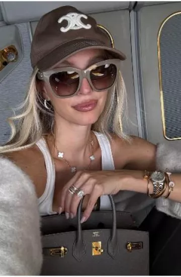 Hermès Birkin 25 Etain Togo Gold Hardware usado por Leonie Hanne en su historia de Instagram el 8 de octubre de 2024