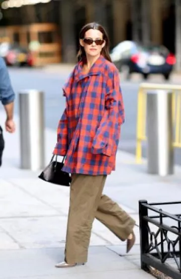 Sac The Row Mini Devon en cuir porté par Riley Keough sur The View le 9 octobre 2024