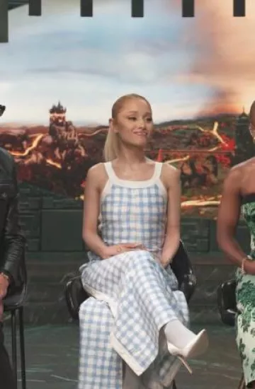Vestido largo de casulla de André Courreges usado por Ariana Grande en Wicked Press el 9 de octubre de 2024