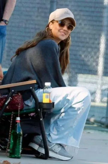 Mini bolso con solapa de Chanel con asa superior de piel de cordero brillante y burdeos metálico en tono dorado usado por Jessica Alba en un partido de tenis el 10 de octubre de 2024
