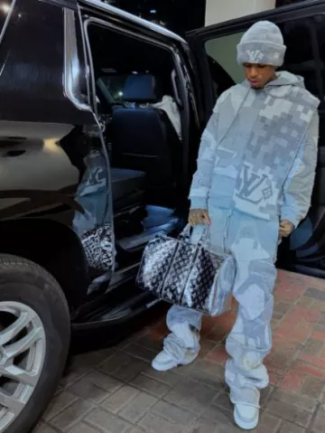 Bape Bapesta #4 Grey Embossed Camo usado por NLE Choppa en la cuenta de Instagram @nlechoppamusic