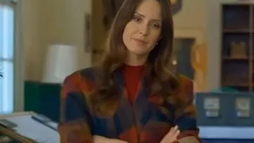 Tenues d’un film de Noël vintage : Tessa Findlay (Merritt Patterson) porte un blazer à carreaux coloré