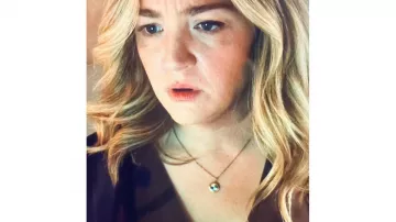 Atuendos de The Bear Temporada 3: Natalie Berzatto, también conocida como Sugar (Abby Elliott), usa un collar de medallón de concha a cuadros en el episodio 3