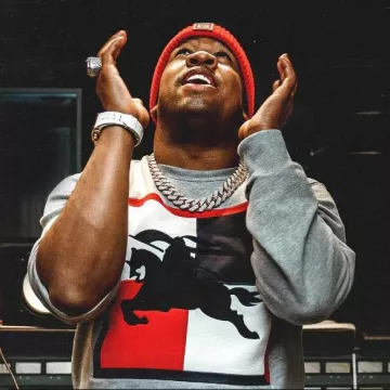 Sudadera Burberry Grey Checkered Logo usada por Yo Gotti en la cuenta de Instagram @yogotti1_fans