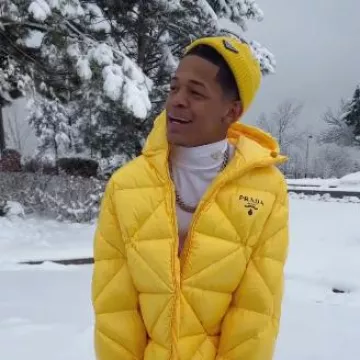 Bonnet côtelé Prada Yellow Triangle Logo porté par YK Osiris sur le compte Instagram @ykosiris