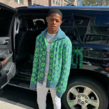 Cardigan Louis Vuitton Monogram Vert Forêt & Fluo porté par YK Osiris sur le compte Instagram @ykosiris