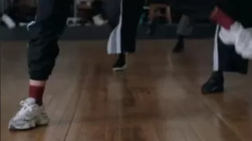 Atuendos de la película Smile 2: Skye Riley (Naomi Scott) usa zapatos deportivos New Balance