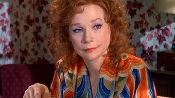 Esperando la luz del vestuario de la película: Shirley MacLaine usa un abrigo de piano multicolor para interpretar a la tía Zena