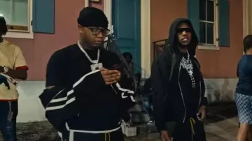 Chaqueta de chándal Rhude Black Ski Logo usada por VonOff1700 en VonOff1700- Slide ft Rob49 (Video oficial)