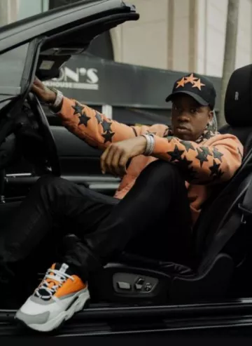 Chapeau Amiri Black & Orange 3 Star Trucker porté par Yo Gotti sur le compte Instagram @yogotti1_fans