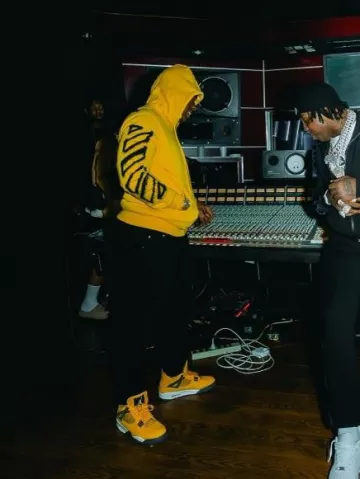 Jordan 4 Retro Yellow Lightning usado por Yo Gotti en la cuenta de Instagram @yogotti1_fans