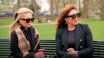 Bufanda de cachemira a cuadros estrechos de Burberry usada por Tamra Judge como se ve en The Real Housewives of Orange County (S18E16)