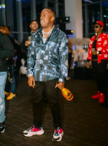 Camisa Louis Vuitton Blue Salt Damier usada por Yo Gotti en la cuenta de Instagram @yogotti1_fans