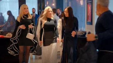 Falda plisada de cuero PU Shein usada por Jennifer Pedranti como se ve en The Real Housewives of Orange County (T18E16)