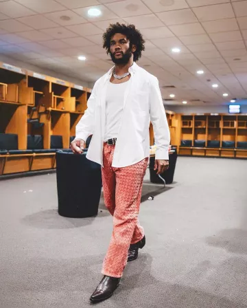 Cinturón de cuero negro Chrome Hearts usado por Kyler Murray en la cuenta de Instagram @k1