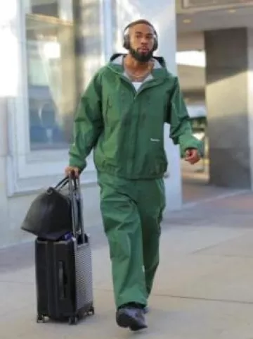 Chaqueta Supreme Dark Green Gore Tex usada por Rashod Bateman en la cuenta de Instagram @nfl